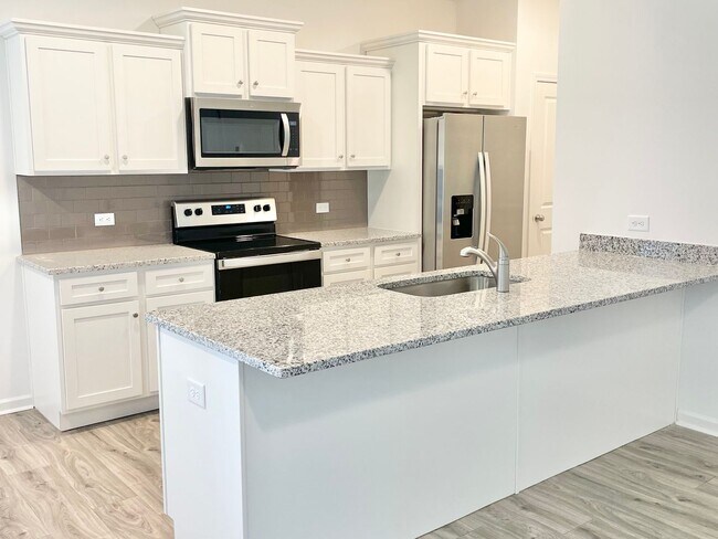 Foto del edificio - 3 br  paired home in quiet community minut...