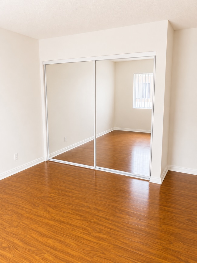 Interior Photo - 15020 Burbank Blvd