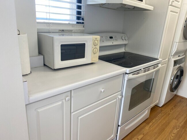 Foto del edificio - 30 DAY MINIMUM - FULLY FURNISHED ALL UTILI...