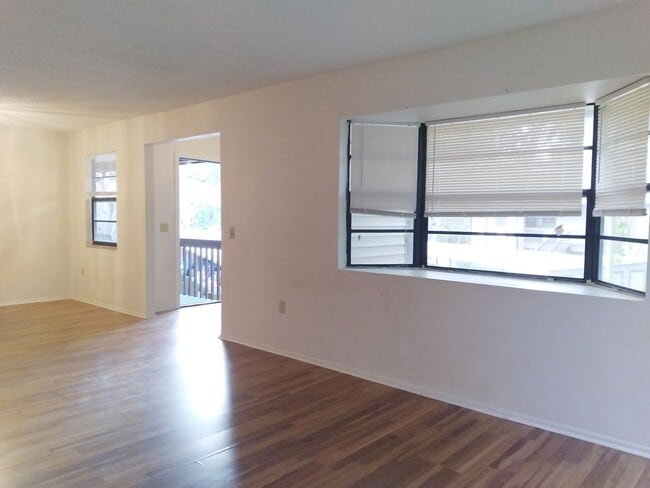 Foto del edificio - PRICE IMPROVEMENT!!  3/2 2nd floor Villa