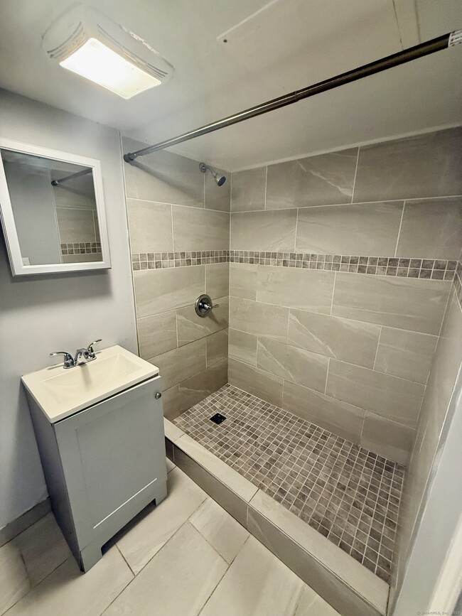 Building Photo - 44 Haddam St