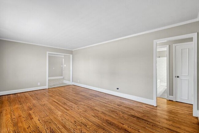 Foto del edificio - Elon - Large Brick Home, Hardwoods, Granite Counter-Tops, SS Appliances, Fire Place, Carport - Mu...