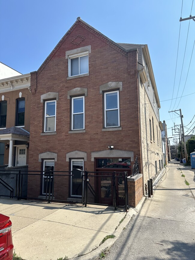 Building Photo - 1747 W Le Moyne St