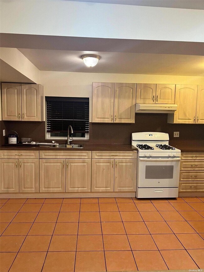 Building Photo - 75-01 162nd St