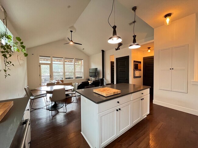 Building Photo - Amazing 3 bed/2 Bath in the St. John's Dis...
