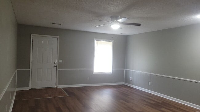 Building Photo - "1 month free.  Section 8 accepted. 1-Bedroom Retreat with Full Bath in Huntsville's Heart!"