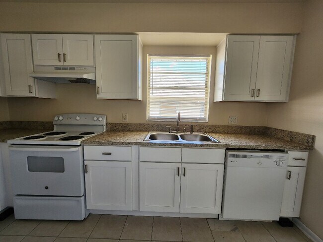 Building Photo - Newly Renovated Triplex Unit 2 Bedroom and...