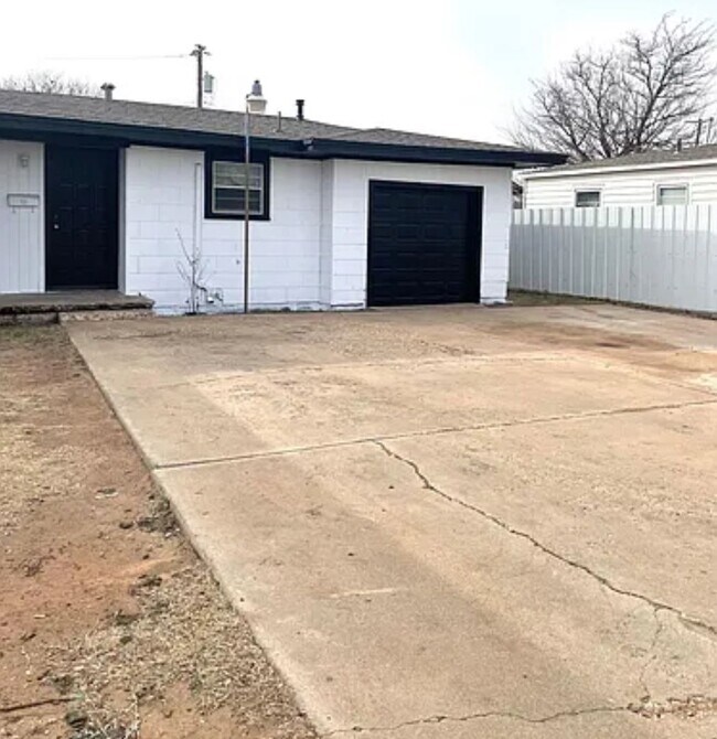 Building Photo - Affordable 2BR Gem with Garage