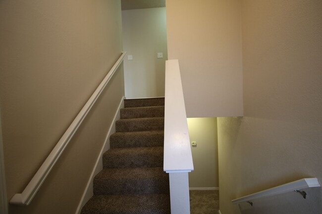 Building Photo - Spacious 5 Bedroom Eagle River Home!