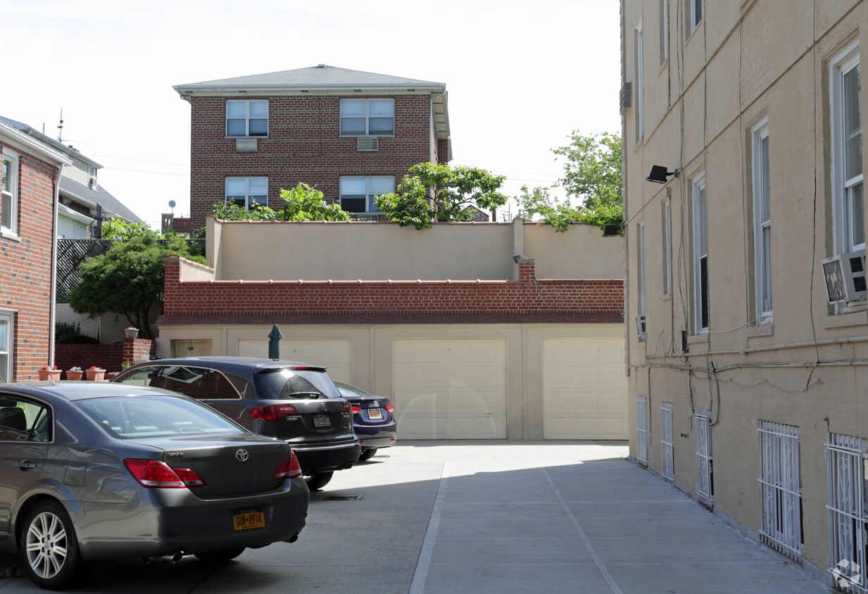 Building Photo - 1922 Colden