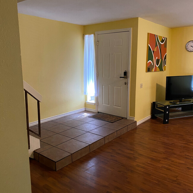 Foto del edificio - Room in Townhome on Leisure Dr