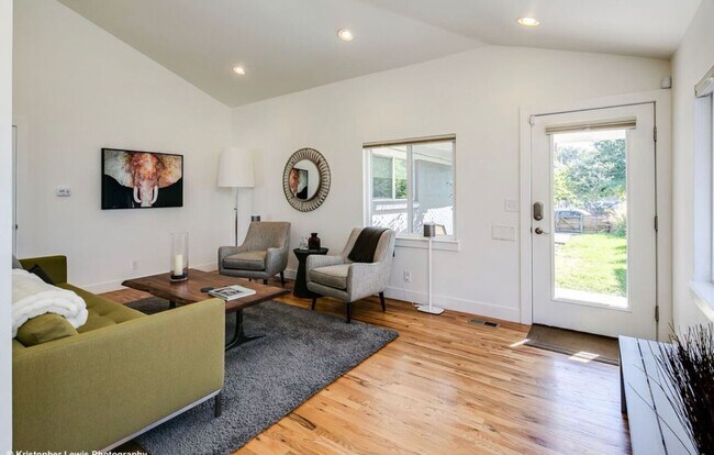 Building Photo - LOHI DUPLEX AVAILABLE IN JUNE