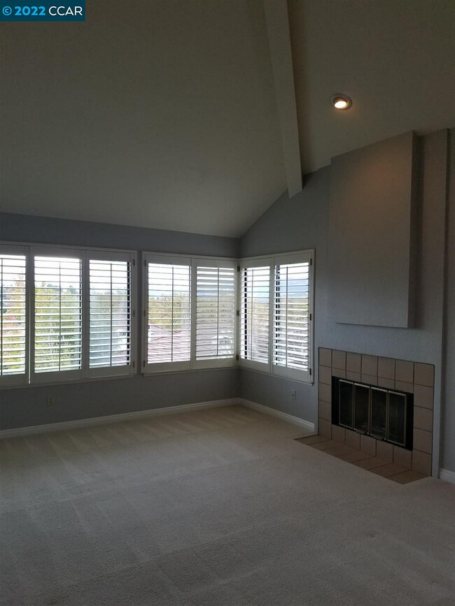 Building Photo - 3065 Lakemont Dr