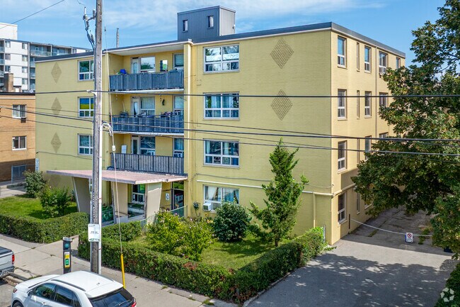 Photo du bâtiment - 2355 Lake Shore Blvd W