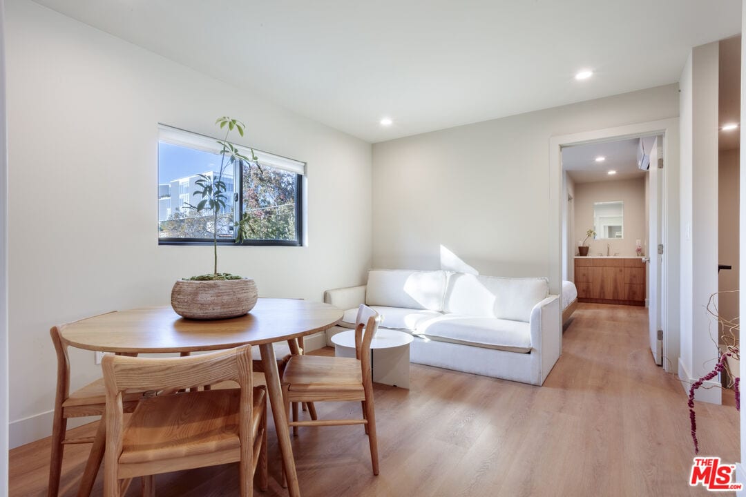 Foto principal - 859 N Mansfield Ave