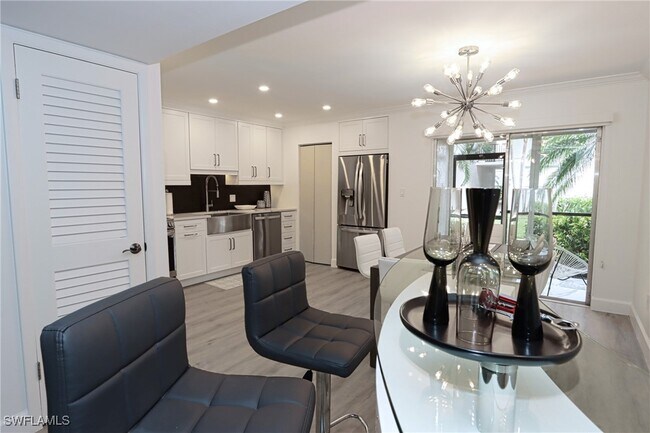 Foto del edificio - 788 Park Shore Dr