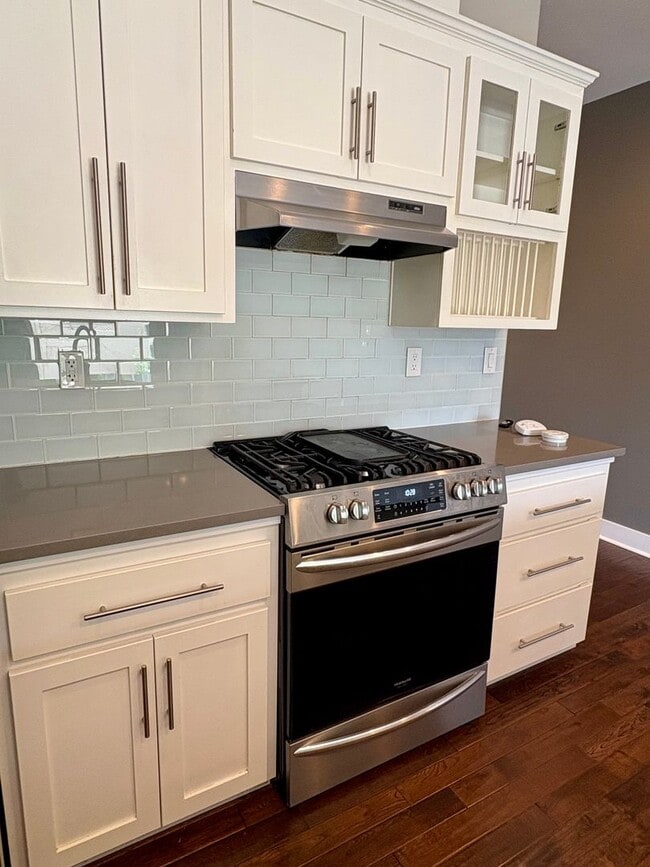Building Photo - Central Point - Refined Townhouse with Dual Primary Suites