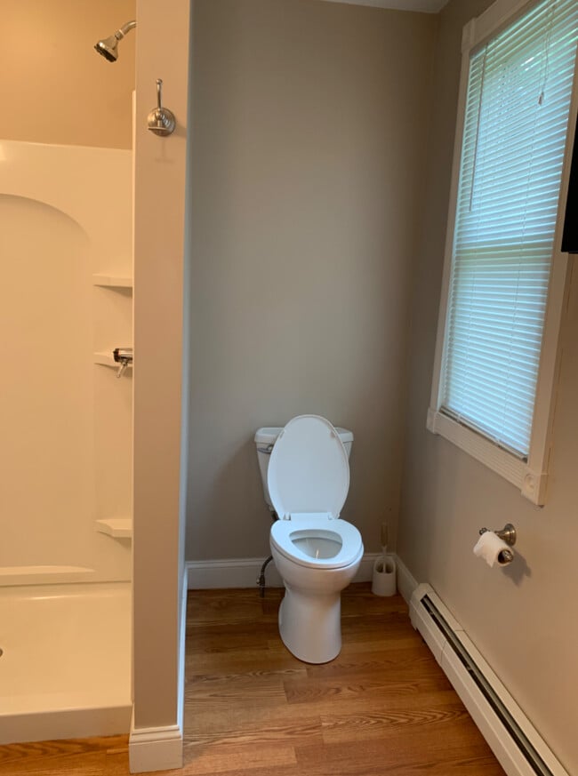 Full bath - 1744 Farmington Ave