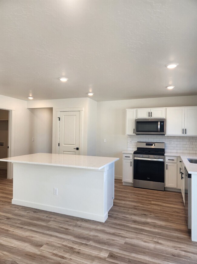 Building Photo - Coming Soon! 3 Bed, 2 Bath Home with Grani...