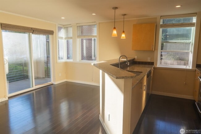 Building Photo - 2Bd/2Ba Seattle Condo