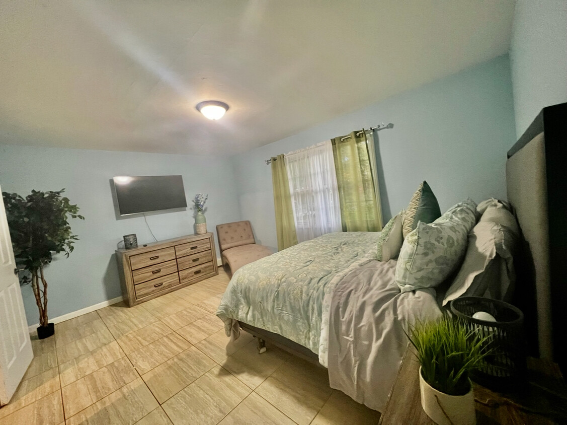 Foto principal - 55 Crestwood Dr