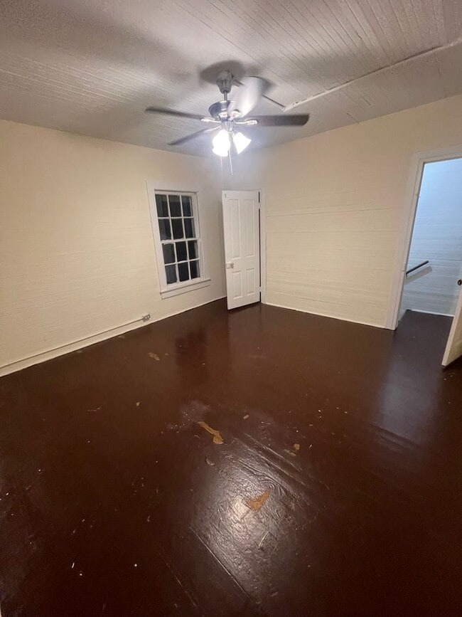 Building Photo - 2 Bedrooms- 1 Bathroom- Apartment in Lindale!