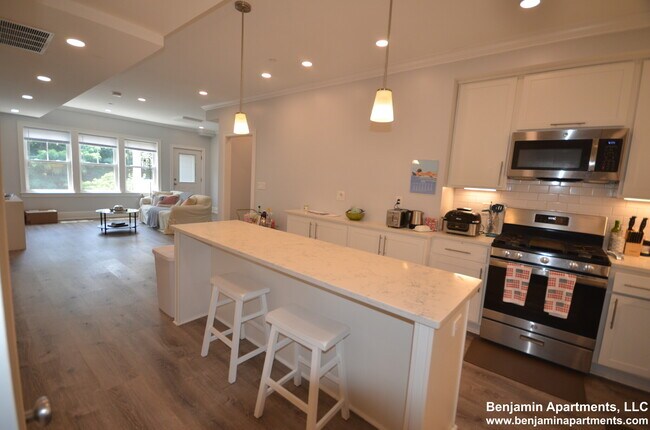Building Photo - 120 Kenrick St
