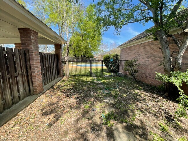 Foto del edificio - ** 4 bed 2.5 bath located in Sturbridge includes monthly pool service and chemicals ** Call 334-3...