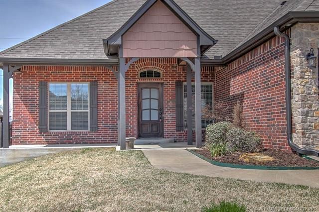 Building Photo - Beautiful 3 Bedroom with Game Room in Bixby.