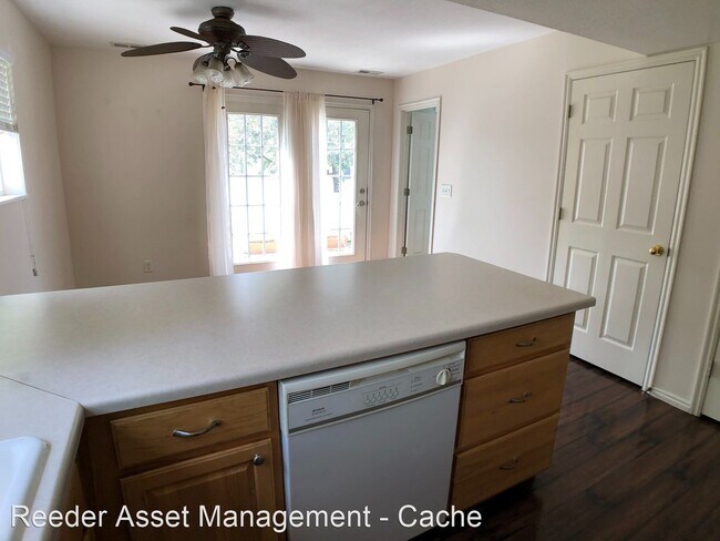 Building Photo - 2 br, 1.5 bath House - 69 Hampton Place