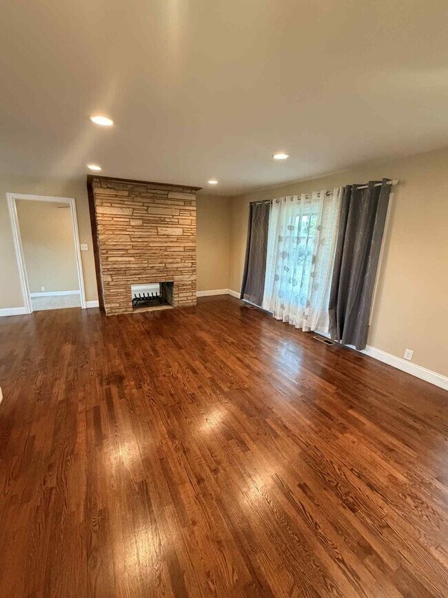 Foto del edificio - BEAUTIFUL 3 BEDROOM / 2 BATHROOM HOME IN J...