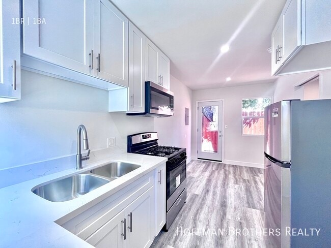 Building Photo - 420 N Sierra Bonita Ave