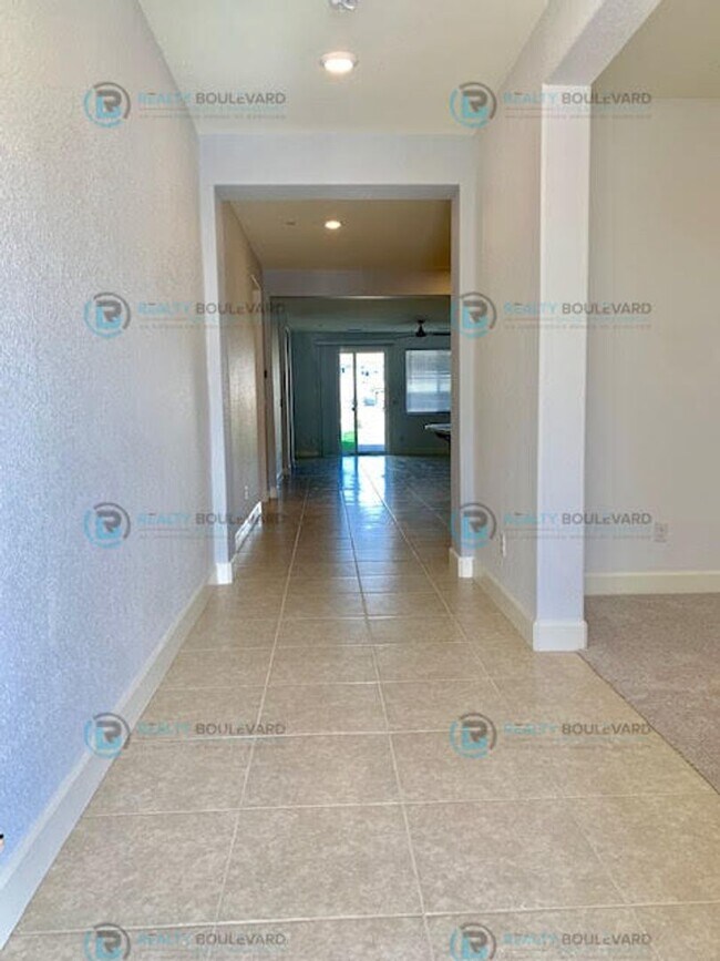 Foto del edificio - Gorgeous Newer 3 Bedroom Home! Located off...