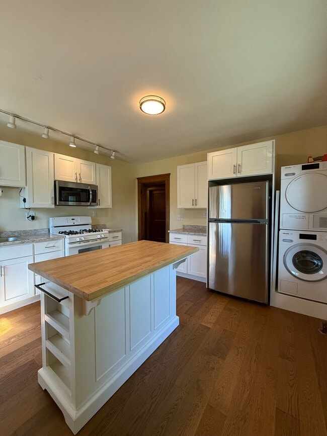 Foto del edificio - Bright & Spacious 2BR with Parking, Laundr...