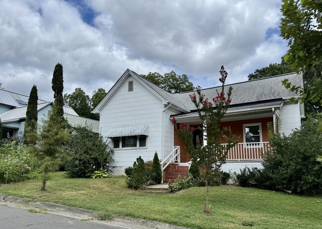 Building Photo - 904 Carolina Ave