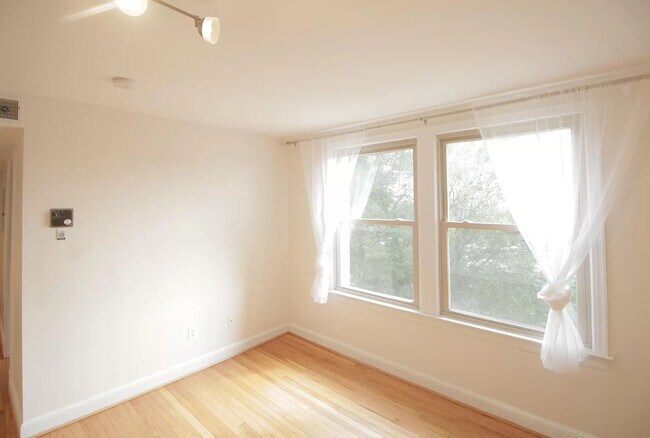 Building Photo - 4405 1st Pl NE