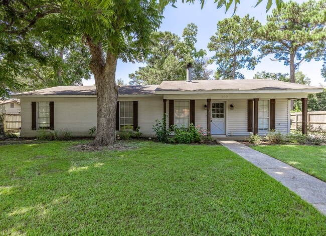 Building Photo - FIRST MONTH FREE ON FIRST FULL MONTH! 3 Be...