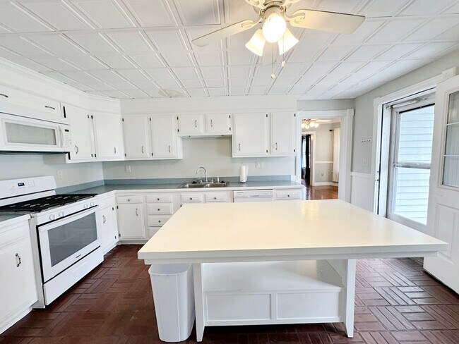 Foto del edificio - Beautiful 3 BR 1.5 BA Leominster SFH