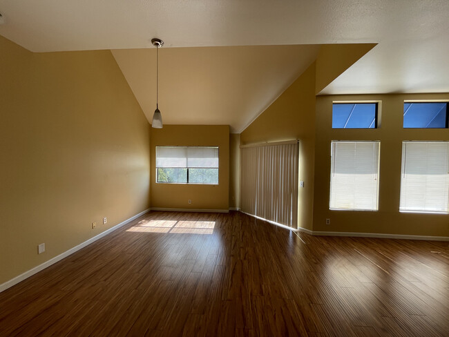 sala de estar - 747 E California Blvd
