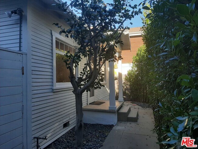 Foto del edificio - 643 Vernon Ave