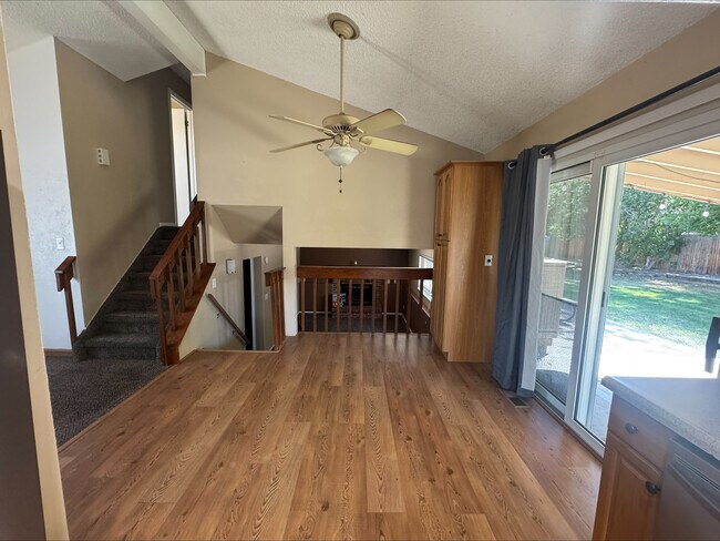 Comedor - 5879 S Oak St