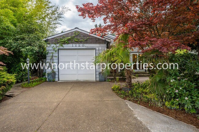 Building Photo - Charming Lake Oswego Ranch