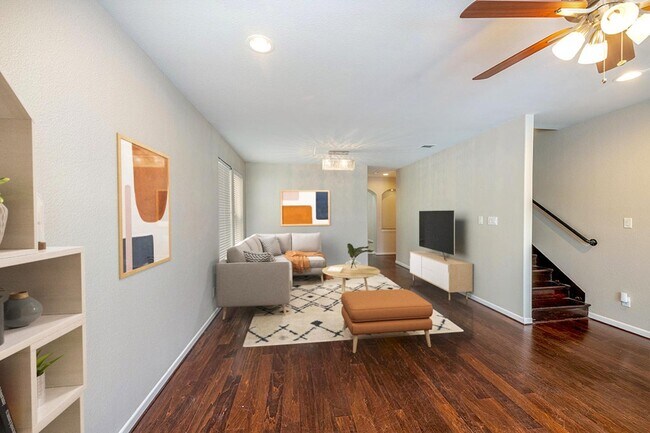 Foto del edificio - Stylish M Streets townhouse with modern interior & fenced yard