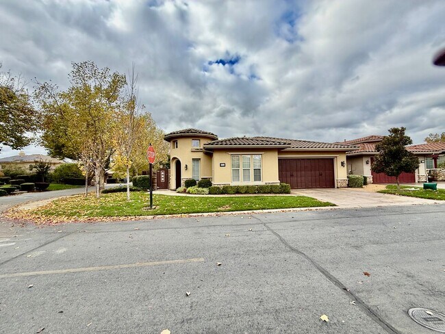 Foto del edificio - Executive Home available NOW