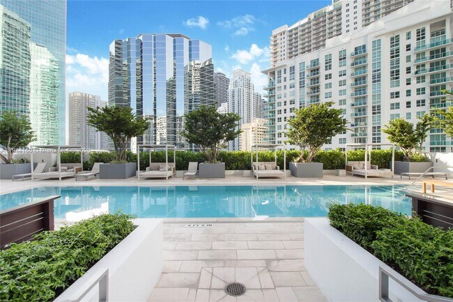 Foto del edificio - 1300 Brickell Bay Dr