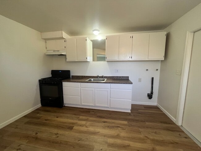 Building Photo - Asp812