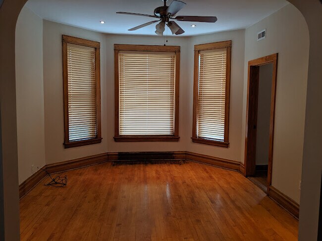 Foto del edificio - 2731 N Kedzie Ave