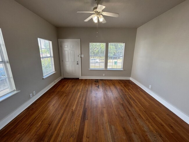 Building Photo - **APPLICATION RECEIVED** *MOVE IN SPECIAL* One Bedroom One Bathroom Duplex in Highland Park!