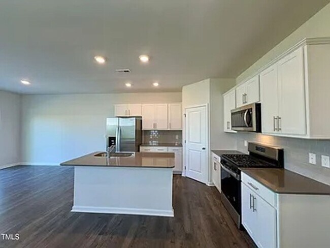 Building Photo - 1823 Hinesley Dr