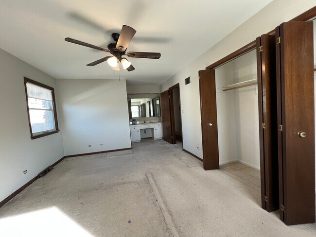 Foto del edificio - 5635 W Montrose Ave